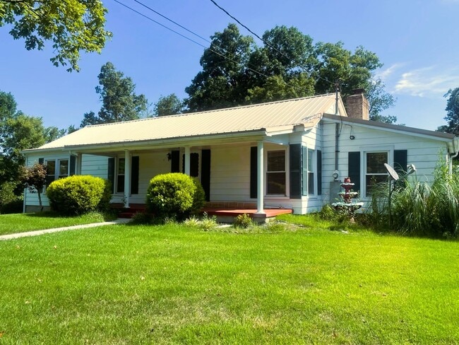 Building Photo - Cozy 3 bedroom home with country feel! Lar...