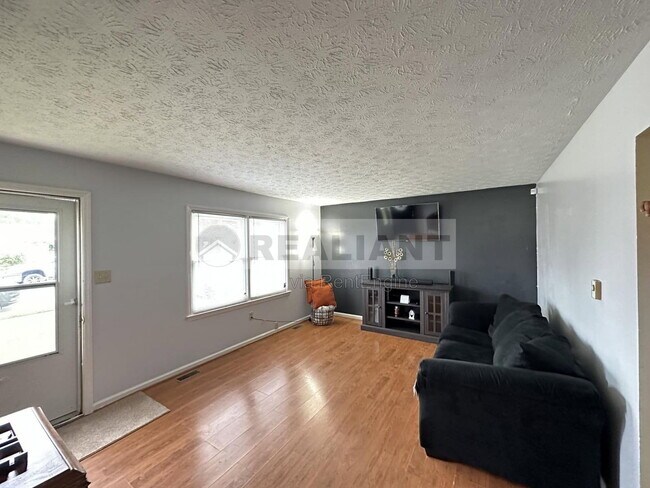 Photo - 530 Foxwood Dr