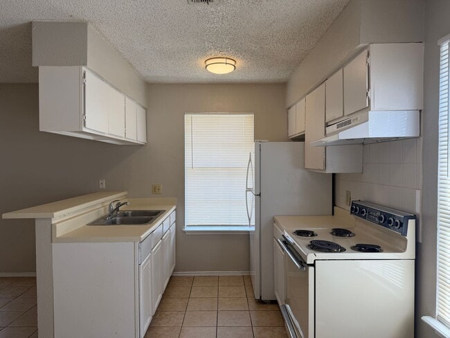Photo - 811 W Olmos Dr