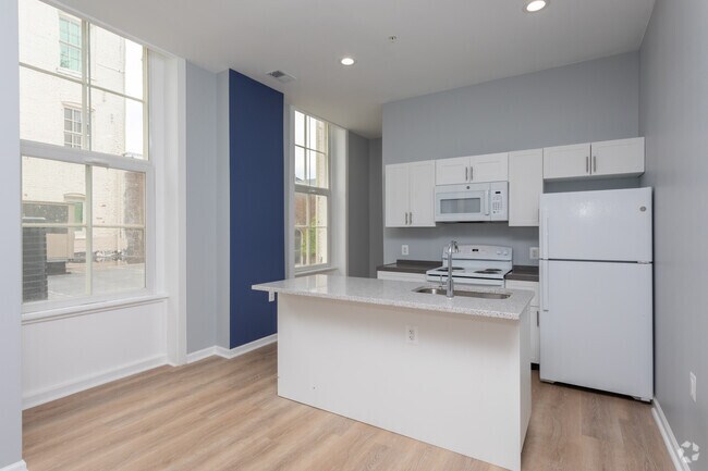 2BR, 2BA - 811 SF