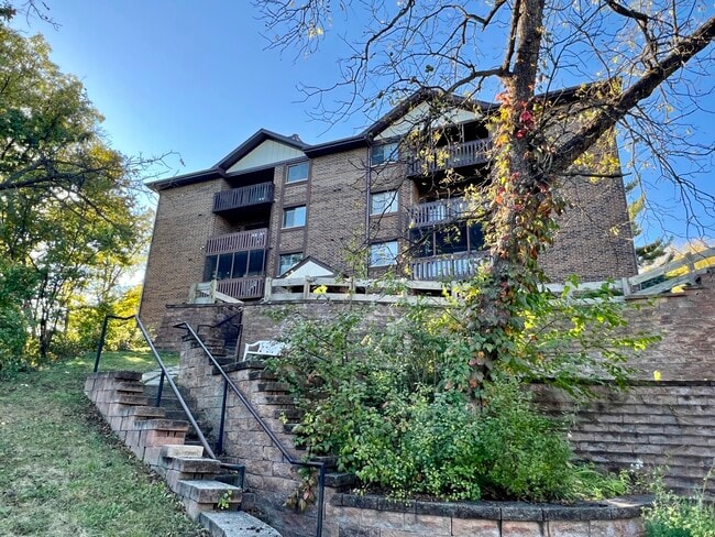 Building Photo - 5985 Lakeside Pl Unit 302