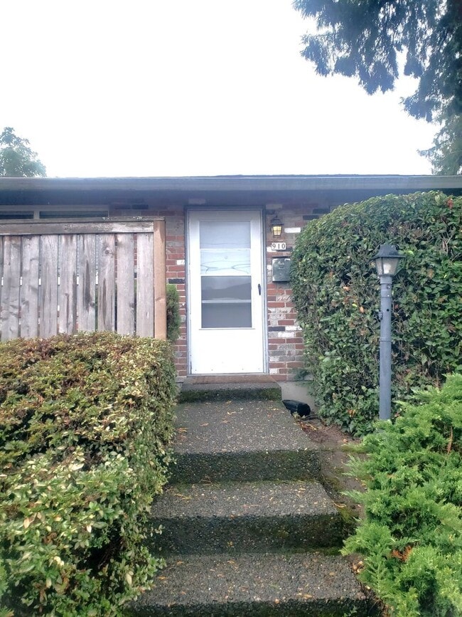 Photo - SE Tacoma Ave Duplex Unit 910 SE Tacoma St Duplex
