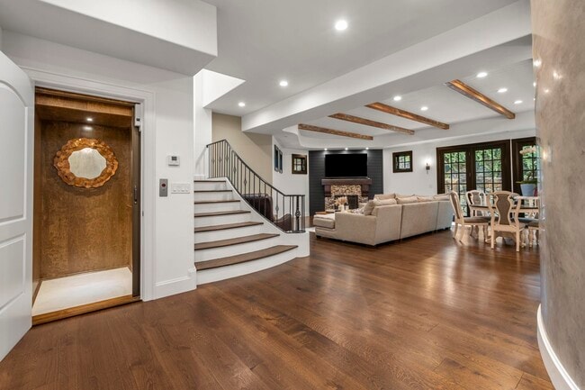 Photo - Guilford Gatehouse West