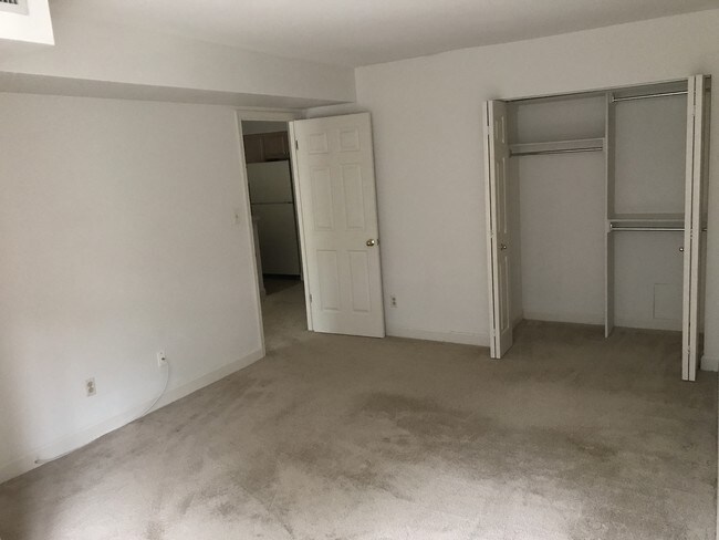 bedroom - 5000 Battery Ln Unidad 201