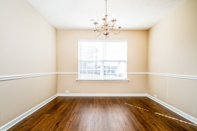 Photo - 408 Glenmore Ct