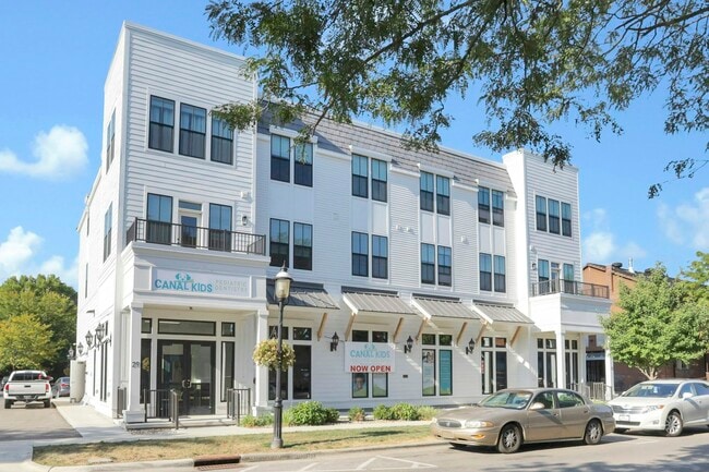 Building Photo - 31 W Waterloo St Unit F Rental