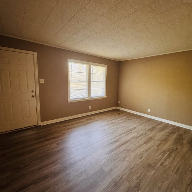 Spacious 3-Bed Retreat with Scenic Backyard located in Nederland, TX!