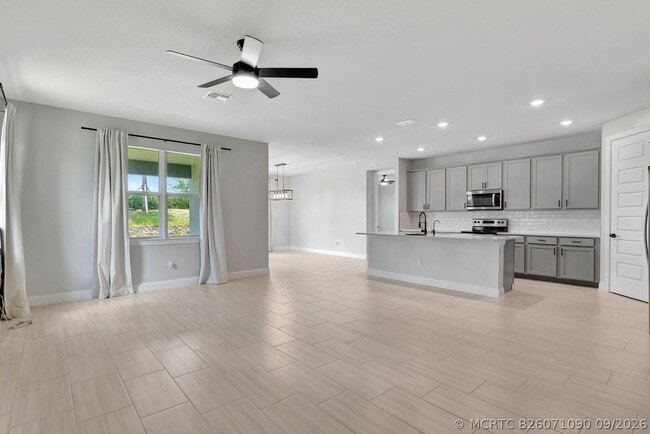 8606 Dahlia Cir