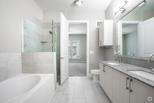 2BR, 2BA - 1471SF - Master Bathroom