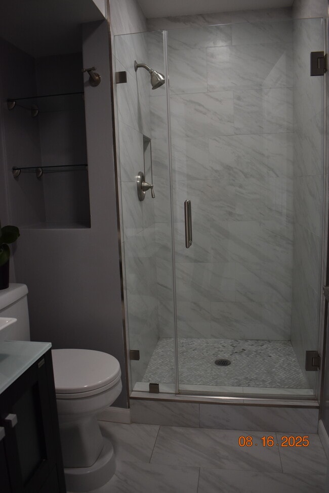 Ducha a ras de suelo - 716 Flower Ave