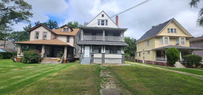 Building Photo - 4 Bedroom 1 Bathroom Triplex Unit 2