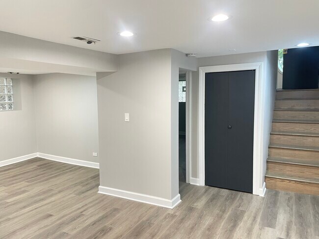 Photo - 2617 W Rascher Ave Unit G