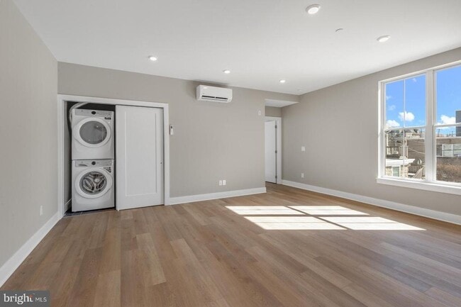 Building Photo - 6712 Ridge Ave Unit 402