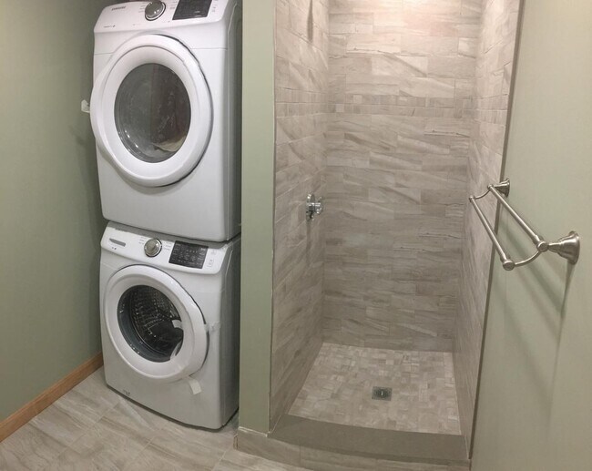 Shower and washer + dryer. - 10 Brookings St. Unit Alcove