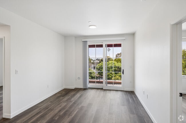 2BR, 2BA - 803SF - Living Room