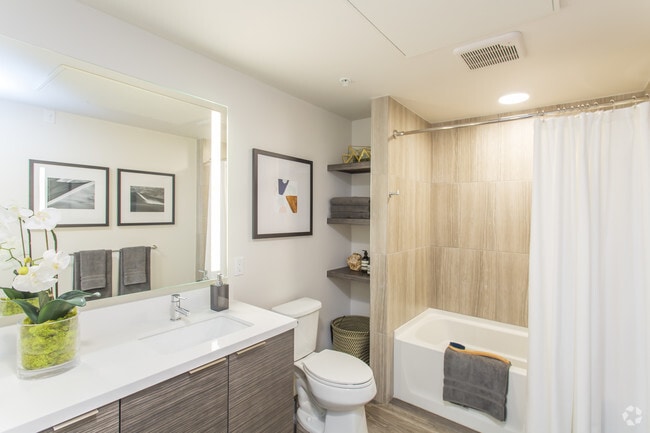 1 BR, 1 BA - 790 SF