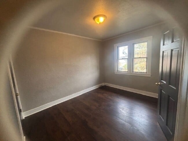 Photo - 855 Vankirk St