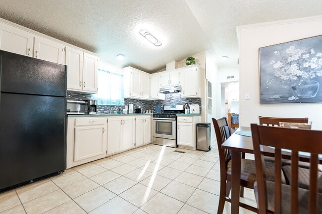 Photo - Fully Furnished 2-Bedroom Home with A Movi... Unidad 6
