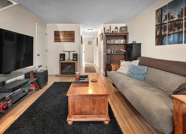 Photo - 208 SW Wallula Ave