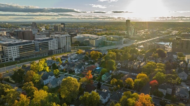 Photo - 533 Livingston Ave NE