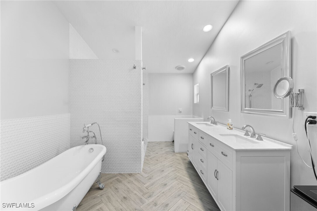 Photo - 2467 Pinewoods Cir