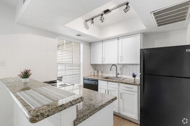 Studio, 1BA - 629SF - Kitchen