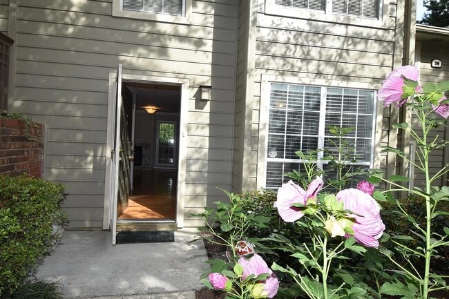 Photo - 302 Lenox Way NE