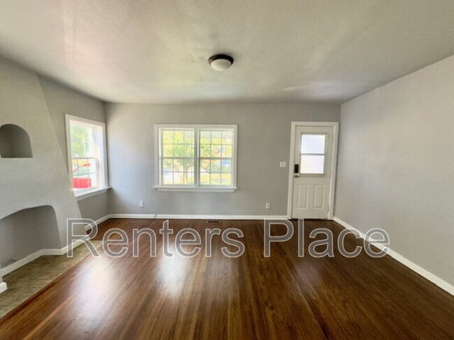 Photo - 415 E 5th St