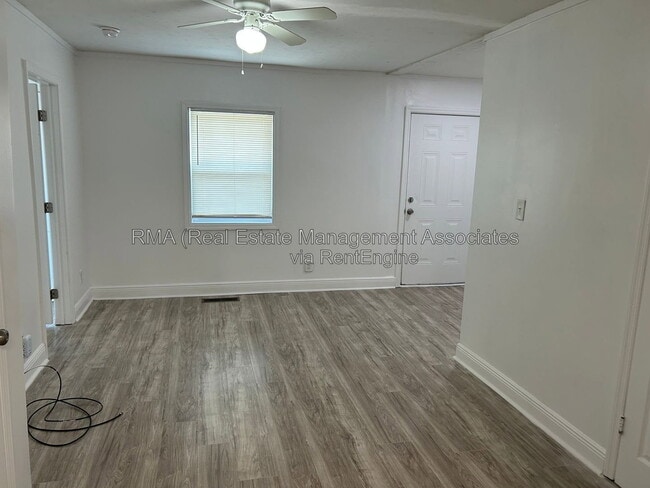 Photo - 917 E Broadway St