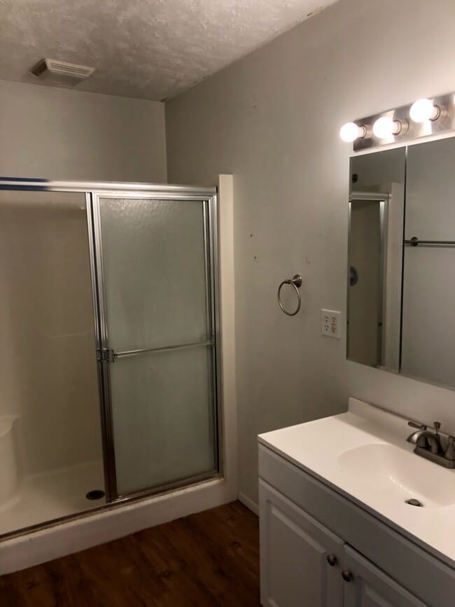 Baño - 219 Railroad St