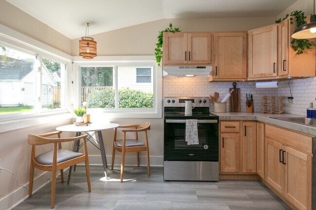 Photo - 215 E 8th St