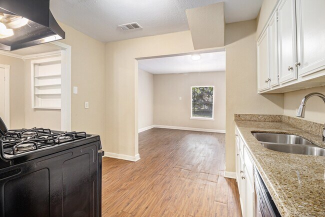 Photo - 5235 Kingsbury St