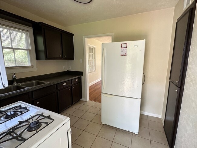 Building Photo - 1016 S Booth Ln