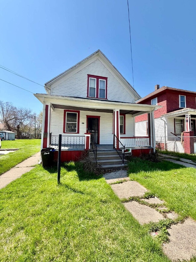 Building Photo - Main floor 3 Bed/1 Bath Available! Unit 1 lower