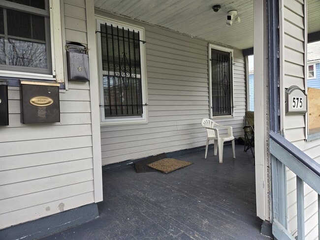 porch , provate entry