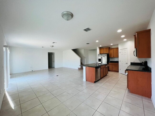 Photo - Luxury 5 Bedrooms 3 Bathrooms Single Family House For Rent