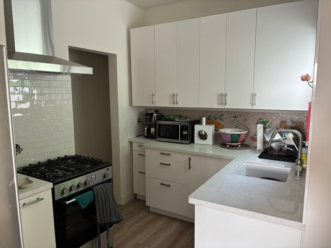 Building Photo - 2109 1/2 W 54th St Unit 2109 W 54th Rental