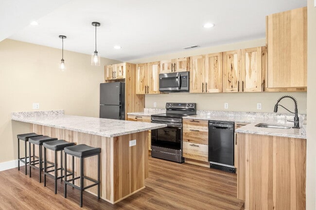 Building Photo - Hillside Hideaway in Historic Virginia Cit... Unit B