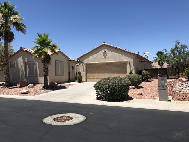 Building Photo - Stunning 3 bedroom 3 bath with Guest House in Sun City Anthem for 55+!