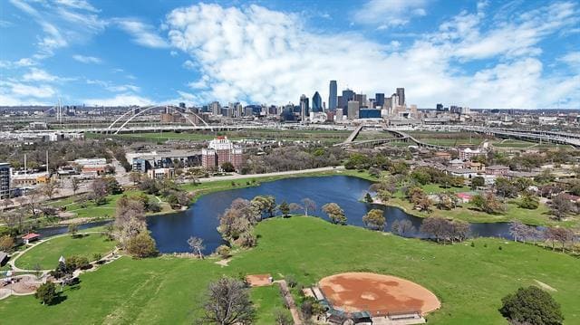 Photo - 302 E 7th St