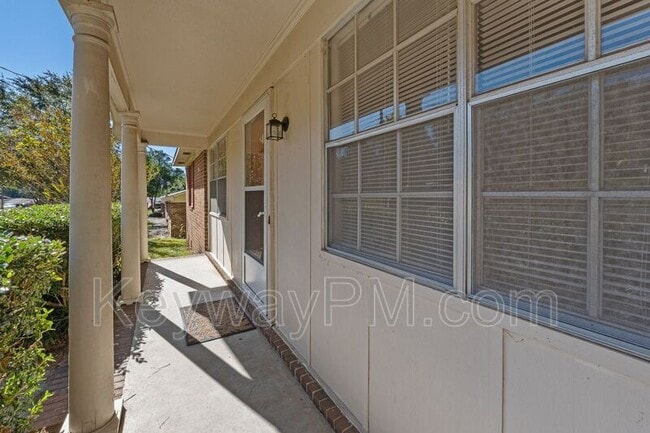 Photo - 413 Kingstree Rd