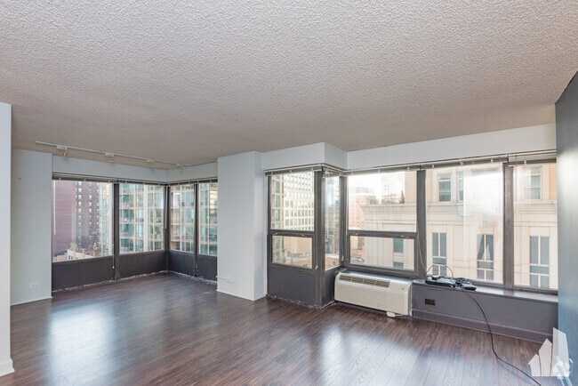 Building Photo - 30 E Huron St Rental