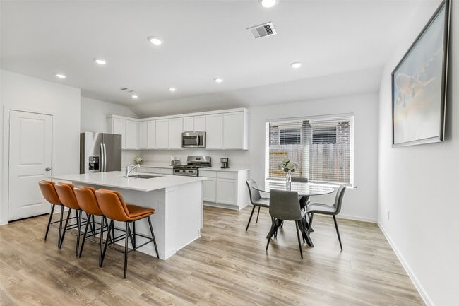 Building Photo - 3126 Stonebriar Dr