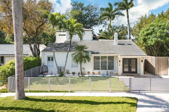 Building Photo - 32 SW 23rd Rd Rental