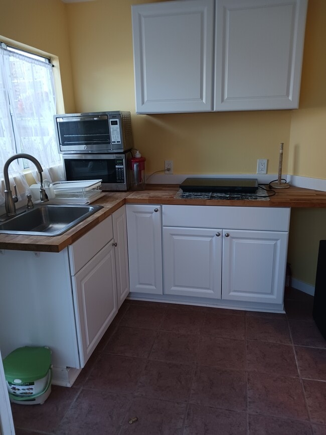 kitchen - 943 Casanova Ave Unit Studio