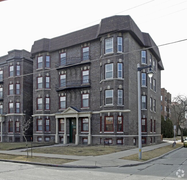 2803 2813 Belleview Apartments For Rent in Milwaukee, WI