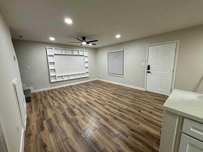 Building Photo - 721 Sonesta Dr Unit B