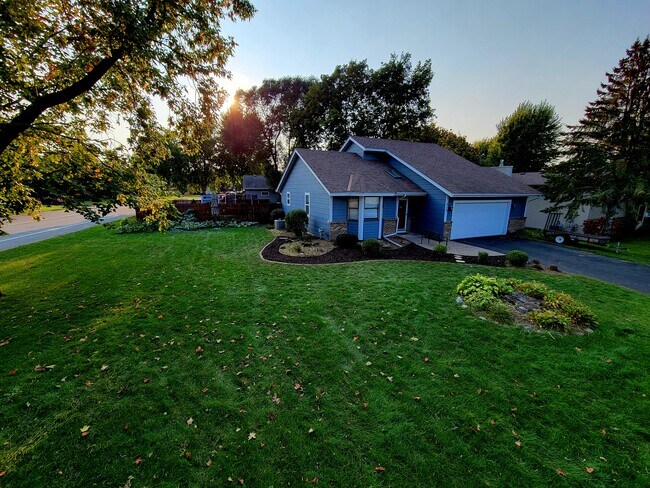 Photo - 979 Pointe Way