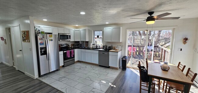 Photo - 128 Triphammer Ter Unidad #A