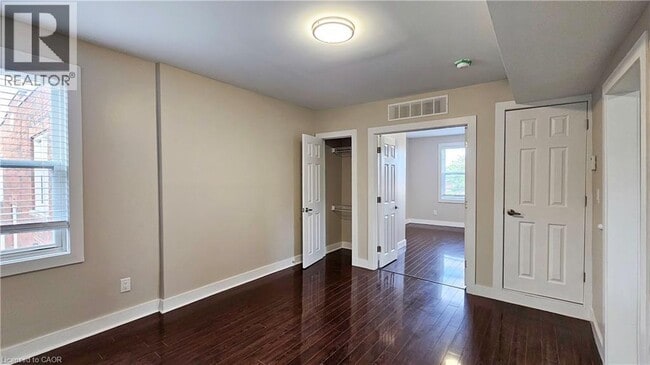 Photo - 1544 King St E Unité 403